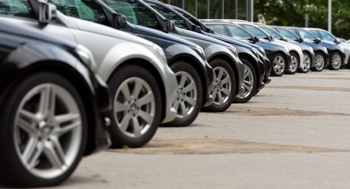 fila de coches de empresa